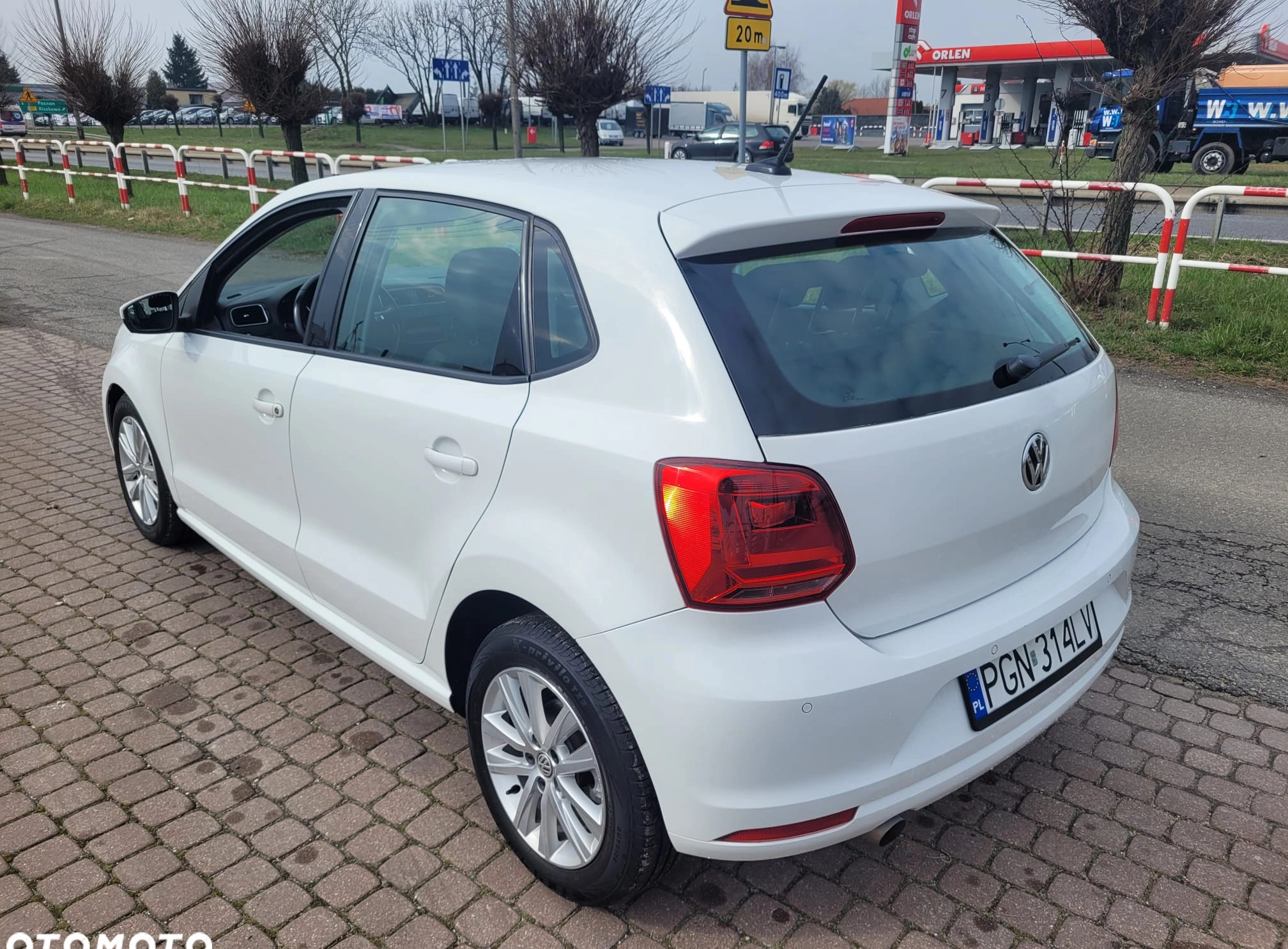 Volkswagen Polo cena 42900 przebieg: 120000, rok produkcji 2017 z Gniezno małe 191